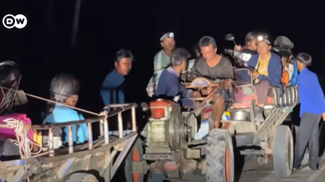 Warga Kamboja menyelamatkan diri dari 'perang perbatasan' /Foto: YouTube DW